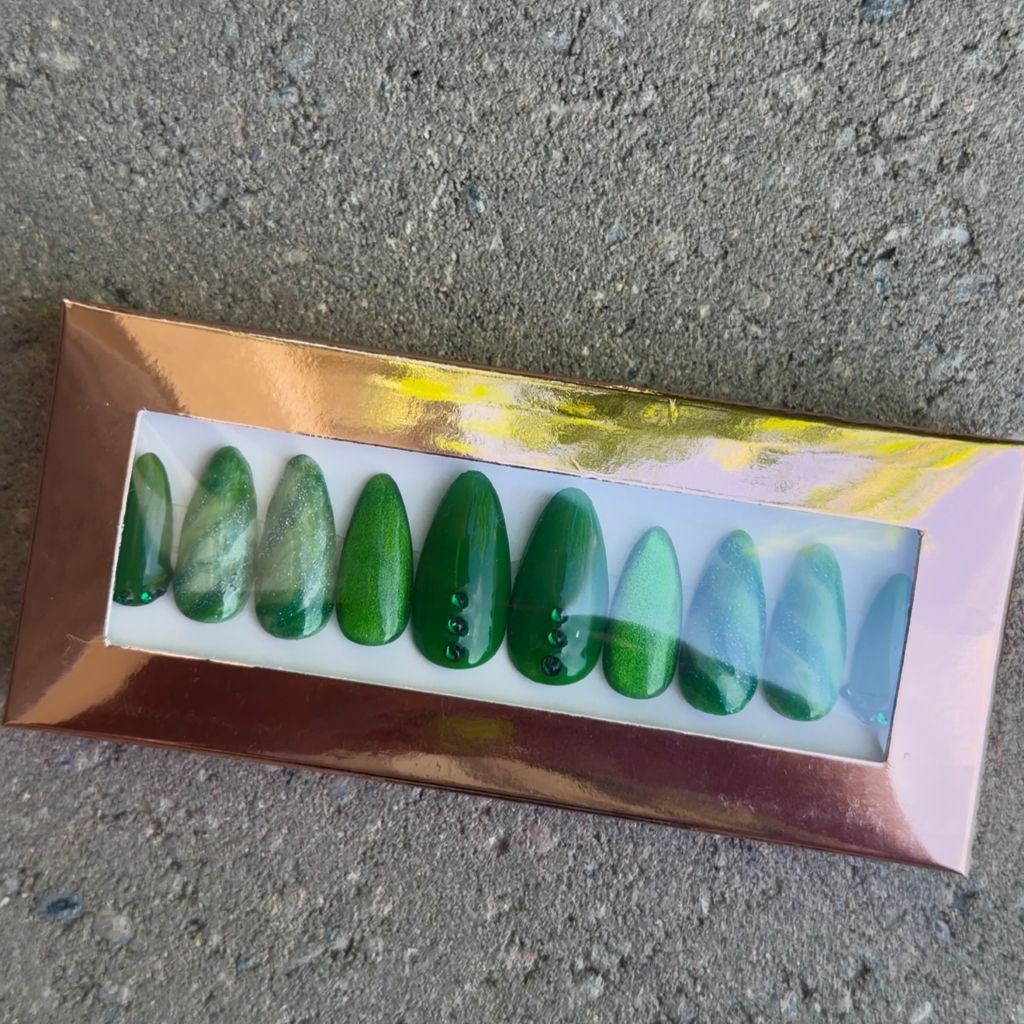 Emerald | Size: Medium | Shape: Medium Almond | SKU 2301